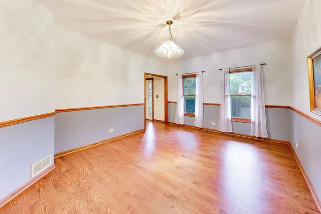 2120 Kenton Lane, Libertyville, IL 60048