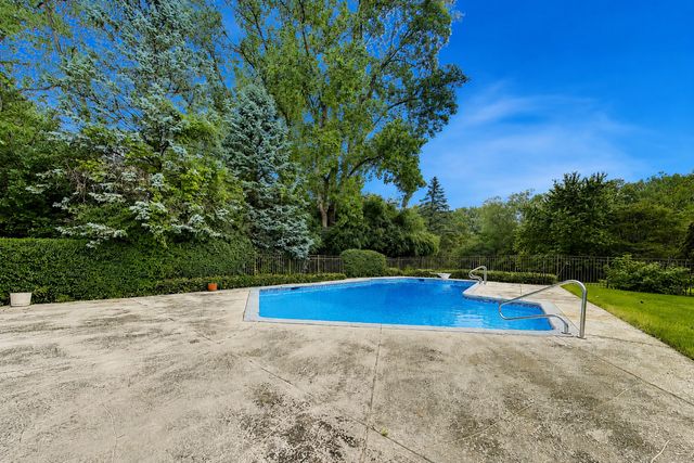 2120 Kenton Lane, Libertyville, IL 60048