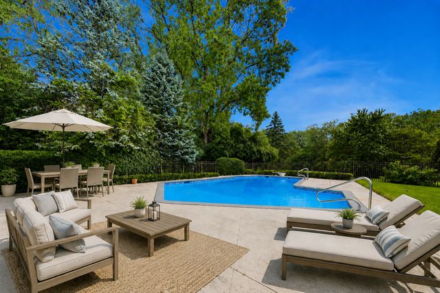 2120 Kenton Lane, Libertyville, IL 60048