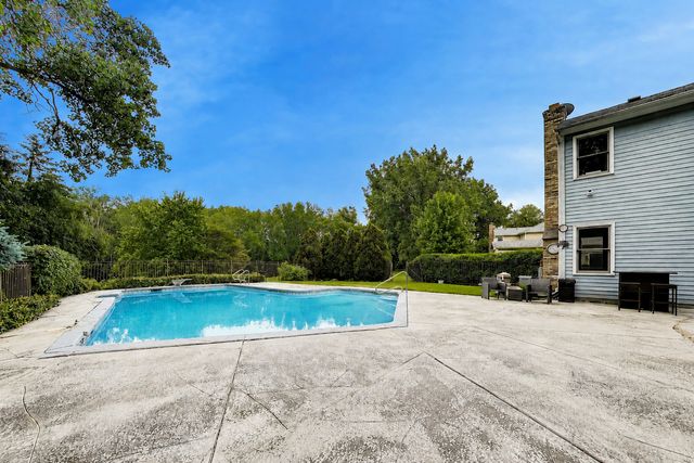2120 Kenton Lane, Libertyville, IL 60048
