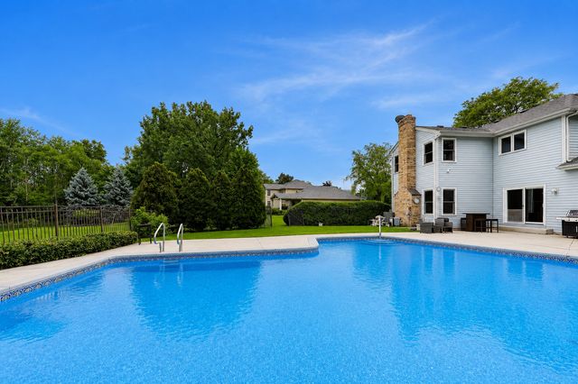 2120 Kenton Lane, Libertyville, IL 60048