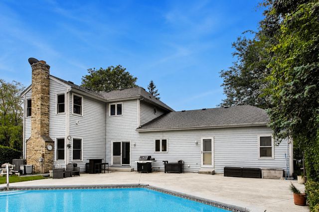 2120 Kenton Lane, Libertyville, IL 60048