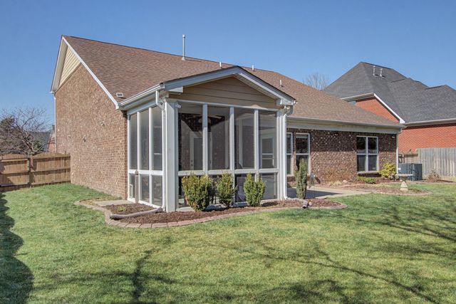 2827 Kaye Dr, Thompsons Station, TN 37179