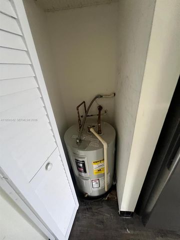 467 NW 8th St 14, Miami, FL 33136