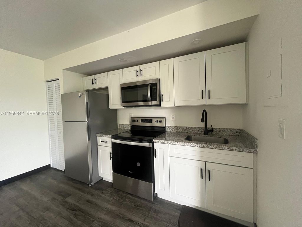 467 NW 8th St 14, Miami, FL 33136