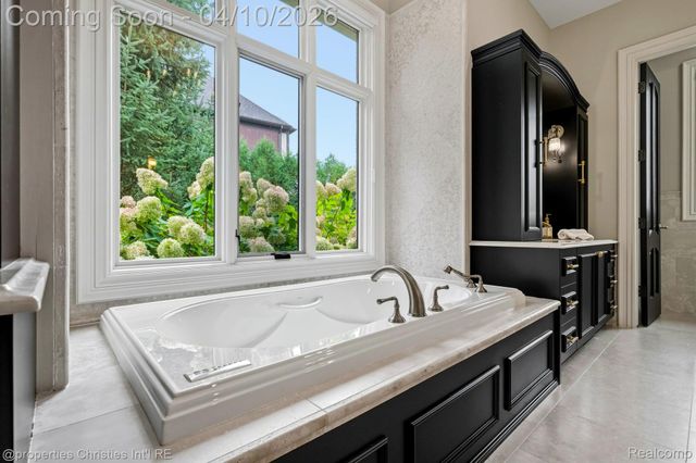 48923 Veneto Drive, Novi, MI 48167