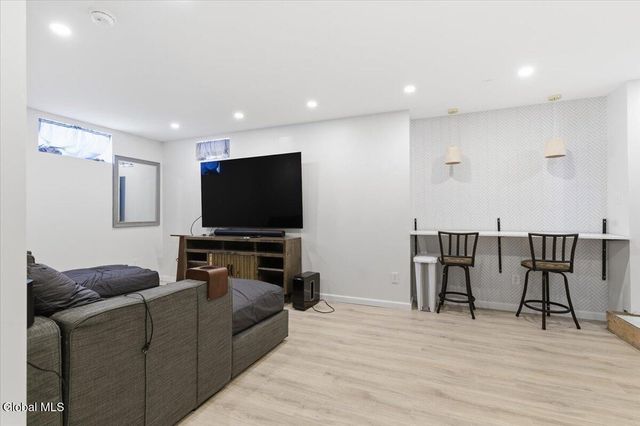 61 Plank Road, Halfmoon, NY 12188