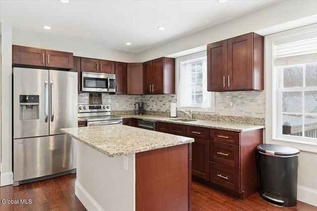 61 Plank Road, Halfmoon, NY 12188