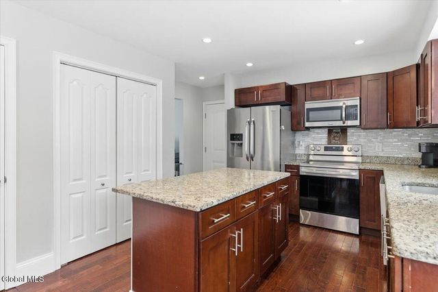 61 Plank Road, Halfmoon, NY 12188