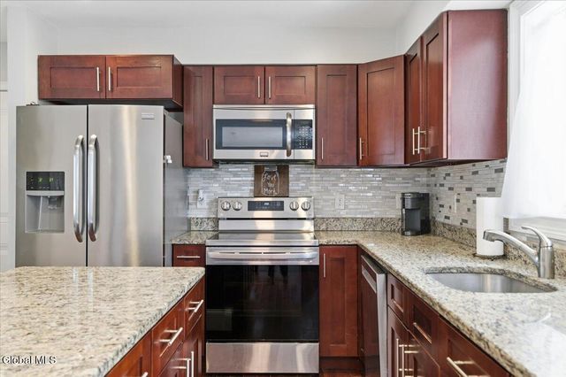 61 Plank Road, Halfmoon, NY 12188