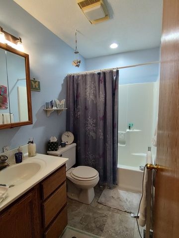 100 SW Thornhill Drive, Poplar Grove, IL 61065