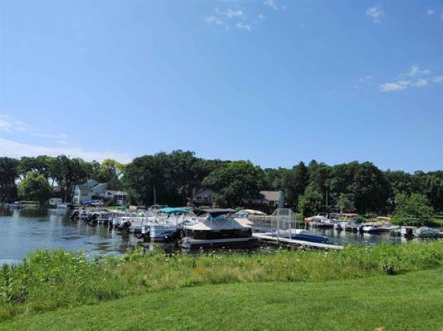 100 SW Thornhill Drive, Poplar Grove, IL 61065