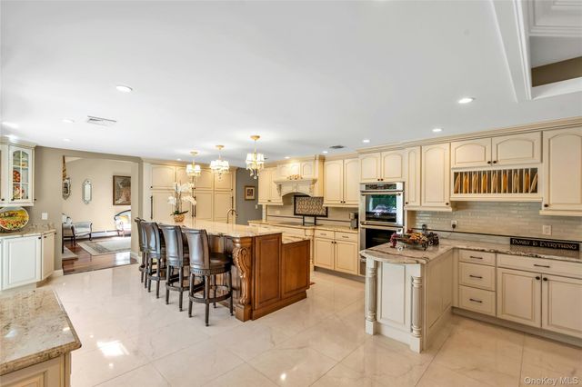 6 Averly Place, Smithtown, NY 11787