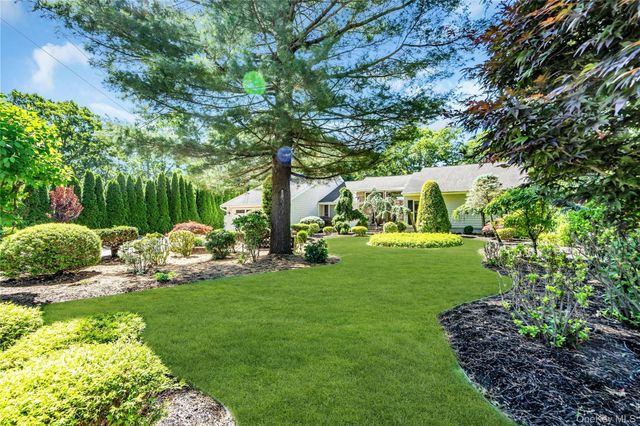 6 Averly Place, Smithtown, NY 11787