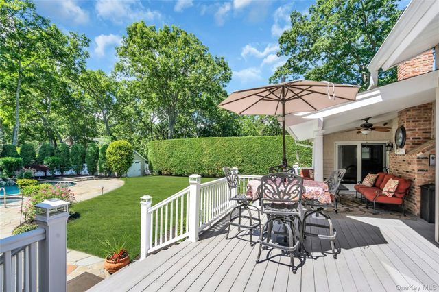 6 Averly Place, Smithtown, NY 11787