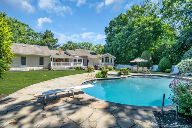 6 Averly Place, Smithtown, NY 11787