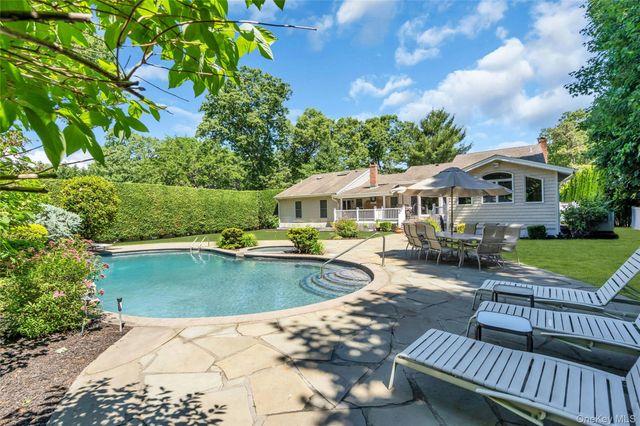 6 Averly Place, Smithtown, NY 11787
