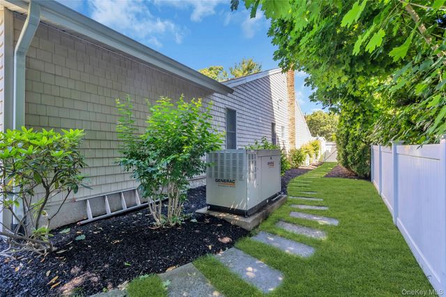 6 Averly Place, Smithtown, NY 11787