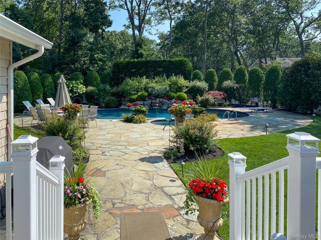 6 Averly Place, Smithtown, NY 11787