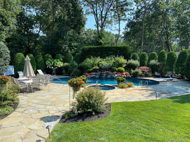 6 Averly Place, Smithtown, NY 11787
