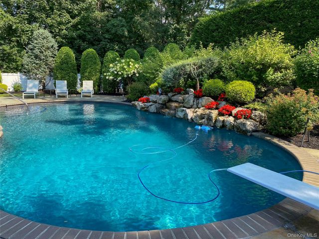 6 Averly Place, Smithtown, NY 11787