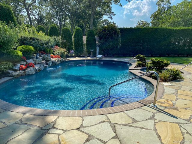 6 Averly Place, Smithtown, NY 11787