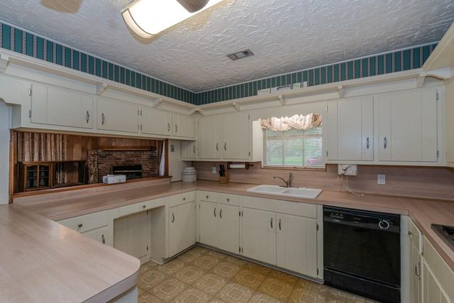 1450 Bassett Street, Orange, TX 77632