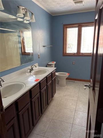 200 Lake Lorraine Drive, Swansea, IL 62226