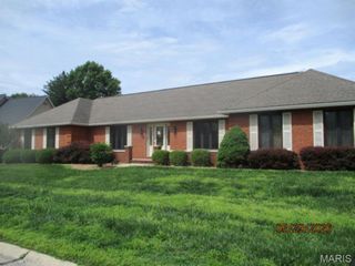 200 Lake Lorraine Drive, Swansea, IL 62226