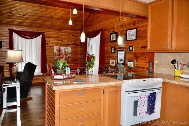 1409 N 5th Street, Henryetta, OK 74437