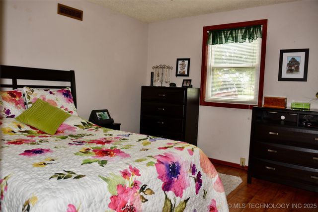 1409 N 5th Street, Henryetta, OK 74437