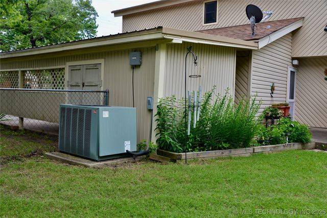 1409 N 5th Street, Henryetta, OK 74437