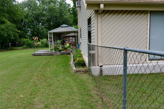 1409 N 5th Street, Henryetta, OK 74437