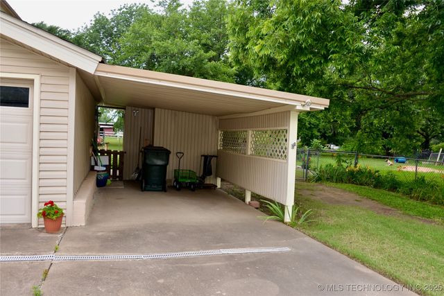 1409 N 5th Street, Henryetta, OK 74437