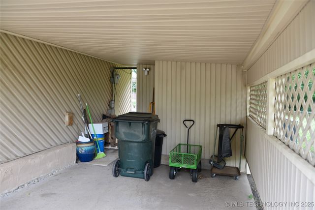 1409 N 5th Street, Henryetta, OK 74437