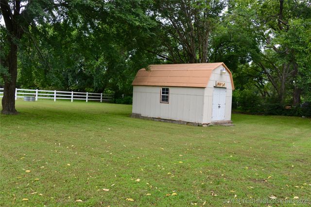 1409 N 5th Street, Henryetta, OK 74437