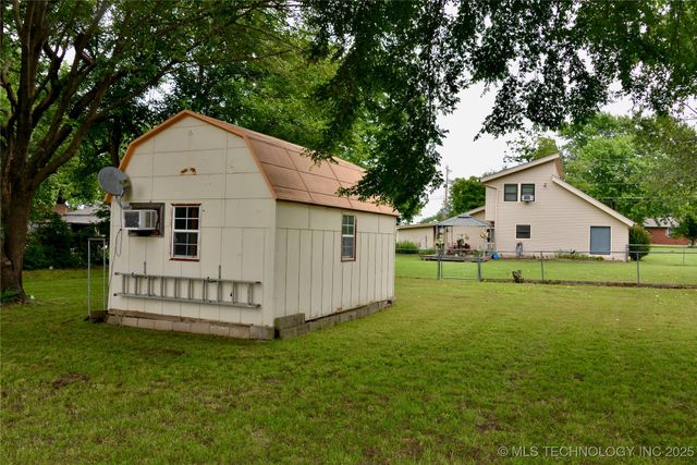 1409 N 5th Street, Henryetta, OK 74437