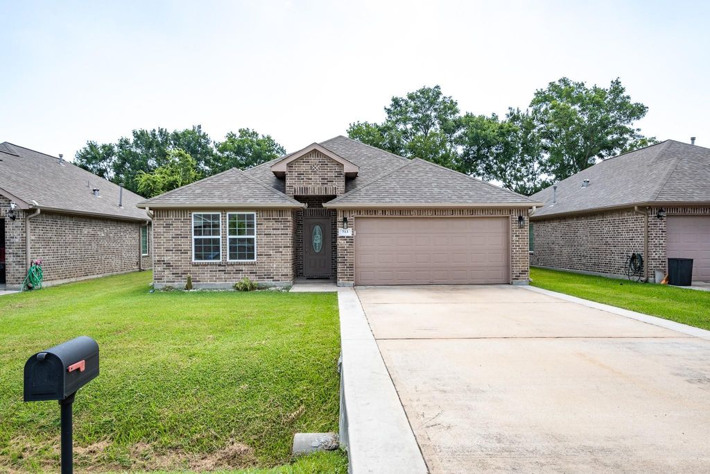 713 S 6th Street, La Porte, TX 77571