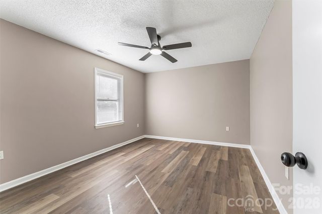 2730 33rd Avenue NE, Hickory, NC 28601