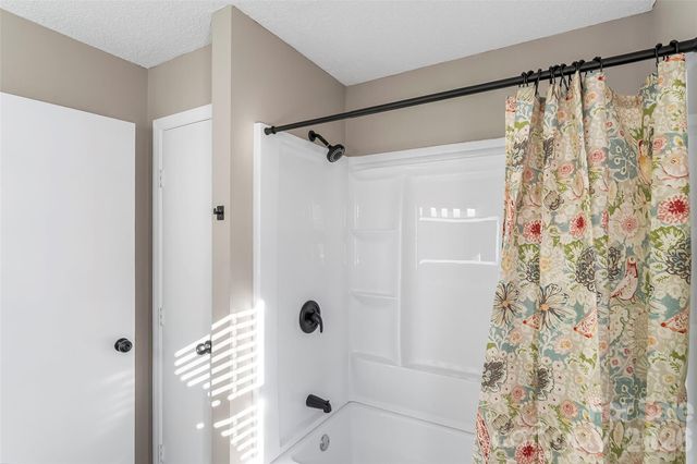 2730 33rd Avenue NE, Hickory, NC 28601