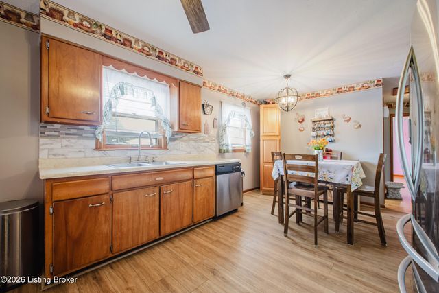 8304 Seaforth Dr, Louisville, KY 40258