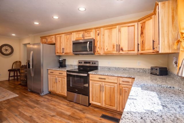 33 Horseshoe Bend Ln, Elmwood, TN 38560
