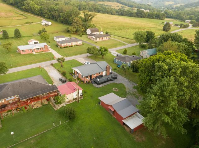 33 Horseshoe Bend Ln, Elmwood, TN 38560