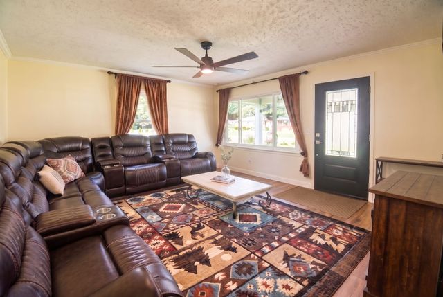 33 Horseshoe Bend Ln, Elmwood, TN 38560