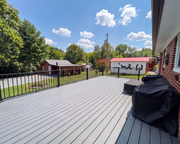 33 Horseshoe Bend Ln, Elmwood, TN 38560