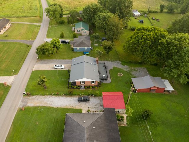 33 Horseshoe Bend Ln, Elmwood, TN 38560