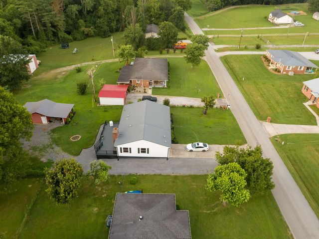 33 Horseshoe Bend Ln, Elmwood, TN 38560