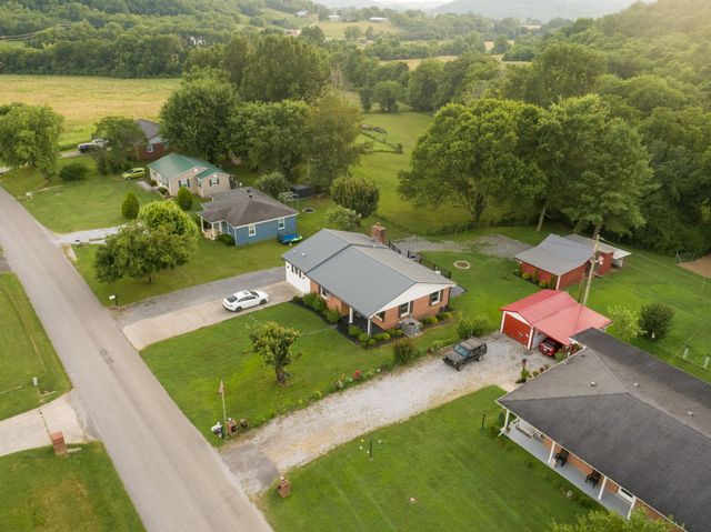 33 Horseshoe Bend Ln, Elmwood, TN 38560