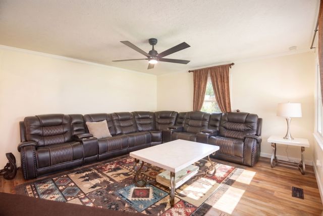 33 Horseshoe Bend Ln, Elmwood, TN 38560