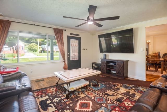 33 Horseshoe Bend Ln, Elmwood, TN 38560